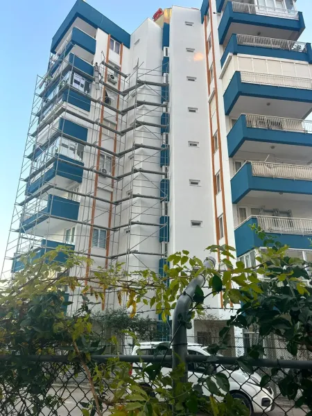 Apartman cephesinde mantolama çalışması