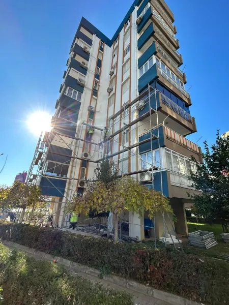 Apartman cephesinde mantolama çalışması