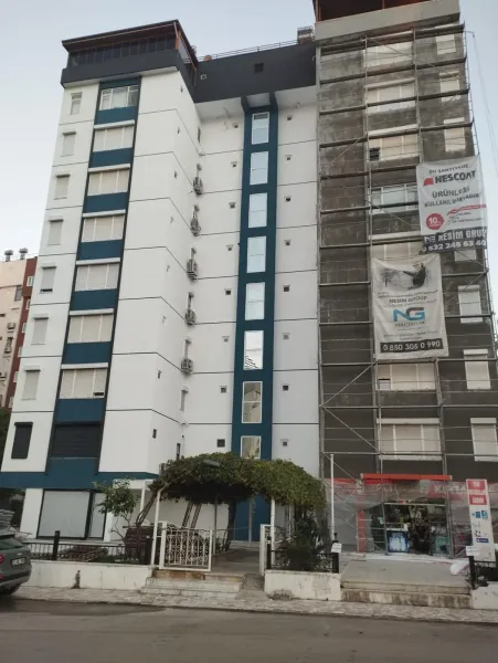 Apartman cephesinde mantolama çalışması