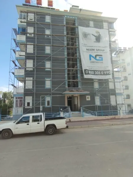 Apartman cephesinde mantolama çalışması